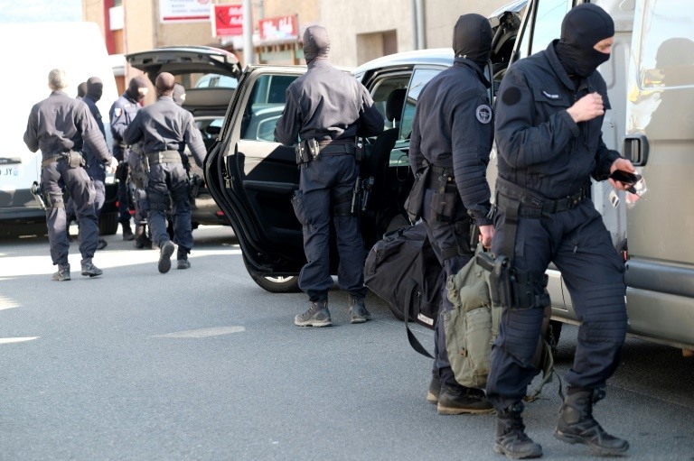 Francia saluda al policía héroe que falleció tras atentado islamista
