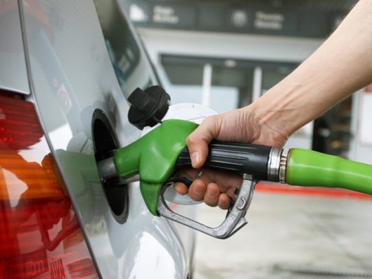 Precios del combustible continúan a la baja