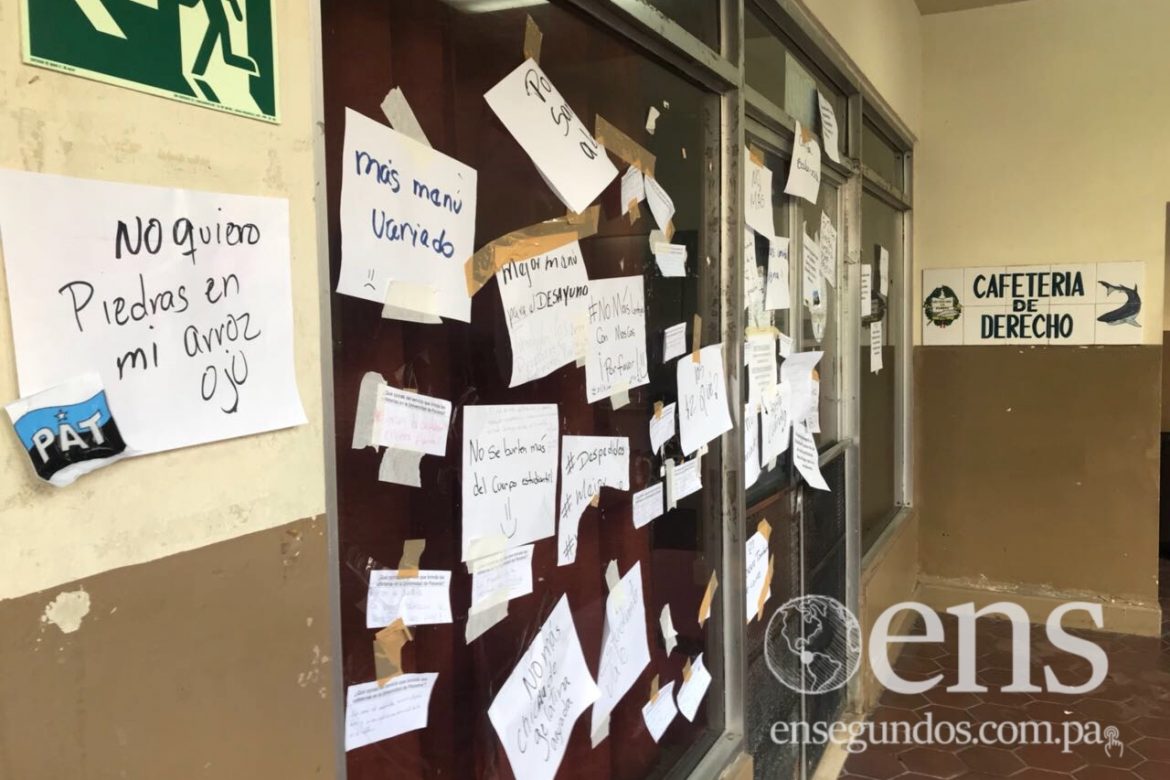 Estudiantes pegan papeles en cafetería de la UP para exigir mejor menú