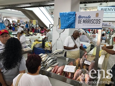 Cientos de personas llegan al Mercado del Marisco en Viernes Santo