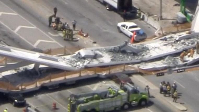 Colapsa puente peatonal sobre autopista de seis vías en Miami