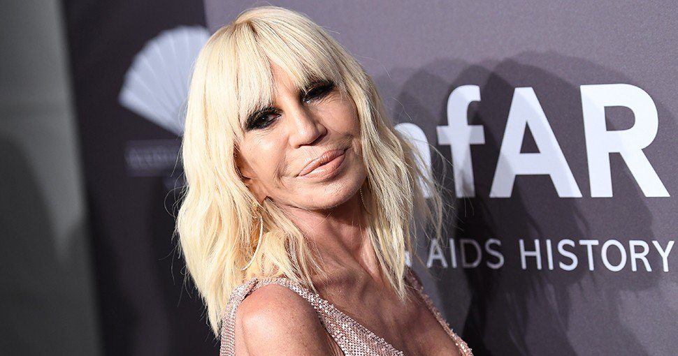 Donatella Versace afirma que la marca dejará de utilizar pieles en sus creaciones