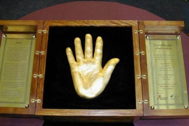 Réplicas en oro de las manos de Mandela serán exhibidas en gira mundial