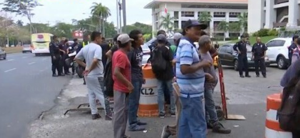 Carretilleros del Mercado de Abastos marcan territorio y protestan por presencia de extranjeros