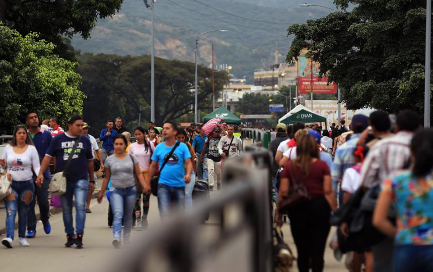 Violencia y flujo de refugiados venezolanos en Colombia preocupan a la UE