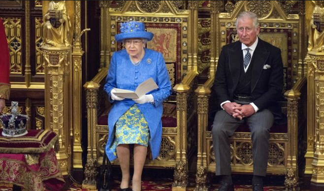 Isabel II solicita a la Commonwealth que elija al príncipe Carlos como su sucesor