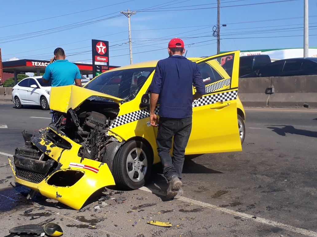 Taxi colisiona un camión de reparto en la Espiga de La Chorrera