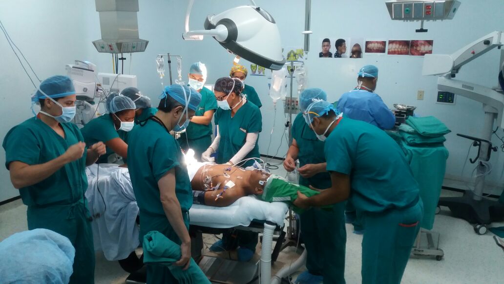 Realizan primera cirugía de reconstrucción mandibular en el país