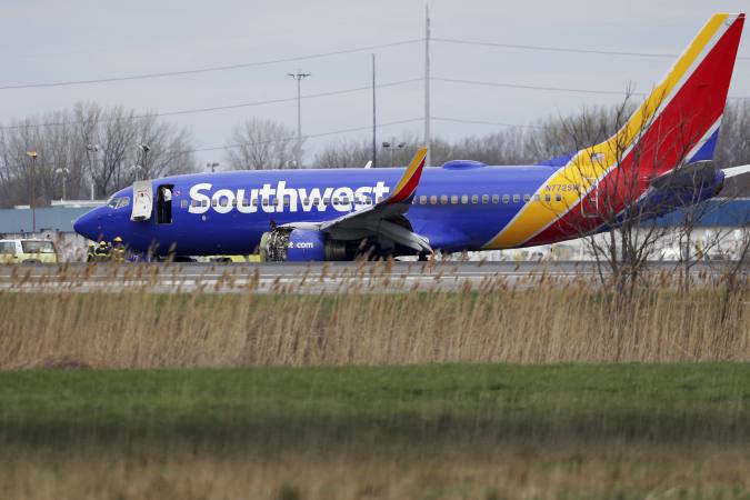 Un muerto en EEUU tras fallar motor de avión de pasajeros de aerolínea Southwest