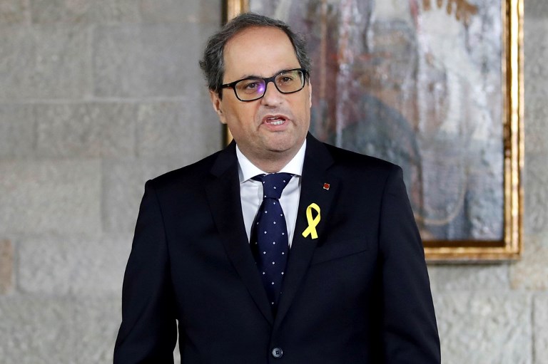 Nuevo líder catalán evita prometer la Constitución al asumir el cargo