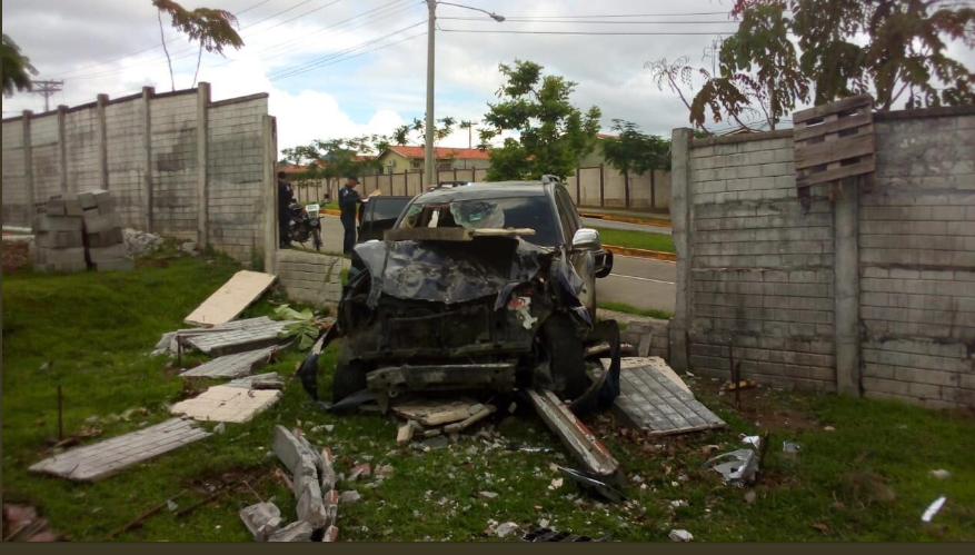 Asaltante estrella auto robado contra muro en barriada de Alcalde Díaz