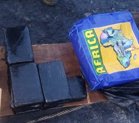 Decomisan 121 paquetes de droga en una embarcación abandonada en Juan Hombrón