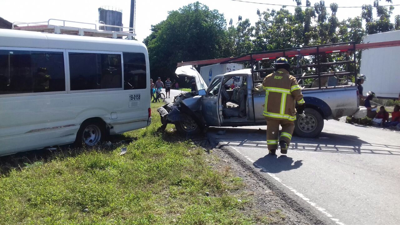 Choque entre pick up y bus coaster deja 8 heridos en Bocas