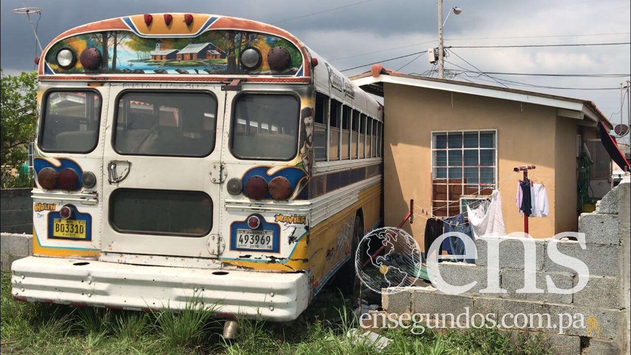 Bus de la ruta de Vacamonte colisiona residencia en Altos del Tecal