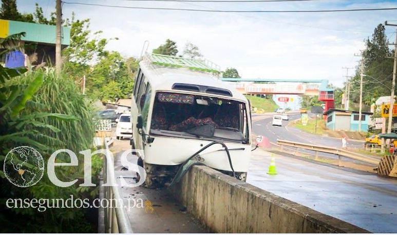 Bus pirata queda suspendido sobre muro de contención en Arraiján