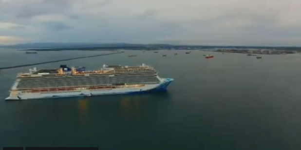 Crucero más grande del mundo marca nuevo récord de tránsito para el Canal Ampliado