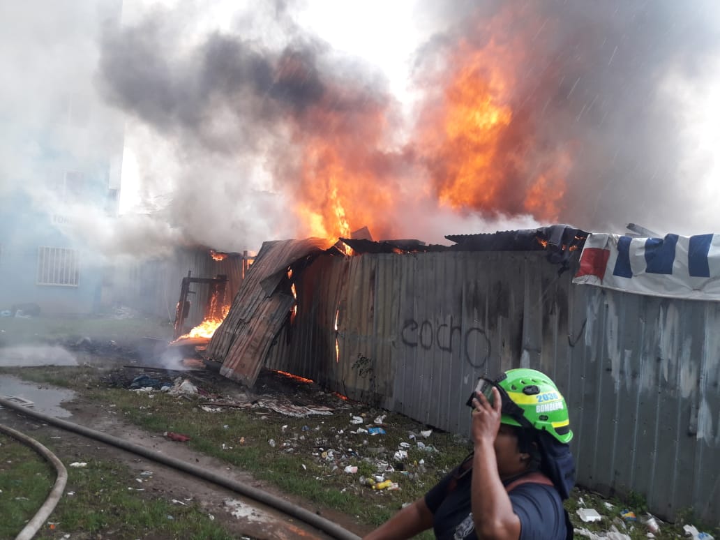Se registra incendio de una estructura de zinc y madera en Curundú