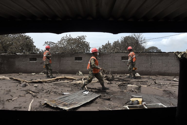 La búsqueda de desaparecidos por la erupción en Guatemala está en una encrucijada