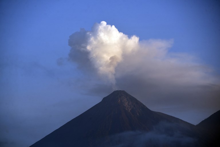 Volcán de Fuego continúa activo con siete explosiones por hora en Guatemala