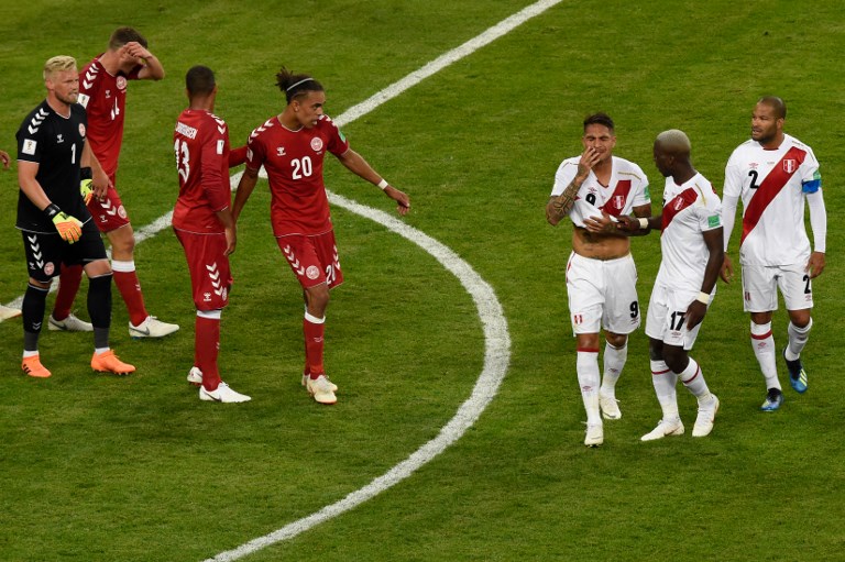 Perú se estrella contra el muro danés y pierde en su regreso a un Mundial