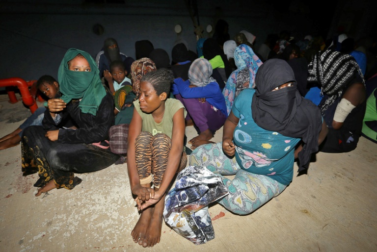 Tres bebés muertos y unos 100 desaparecidos en naufragio en Libia