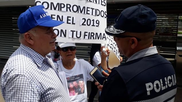Miguel Antonio Bernal denuncia que policías intentaron impedir recolección de firmas