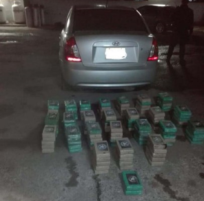 Decomisan 122 paquetes de droga ocultos en un auto en María Chiquita de Colón
