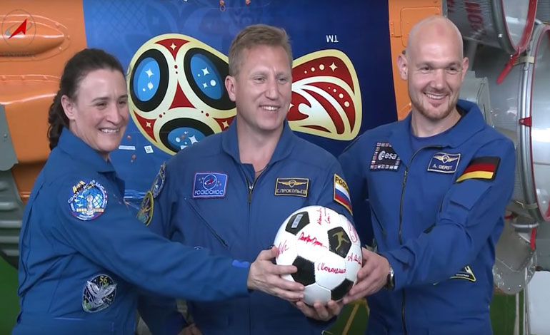 Tres astronautas de la ISS vuelven a la Tierra con un balón para el Mundial