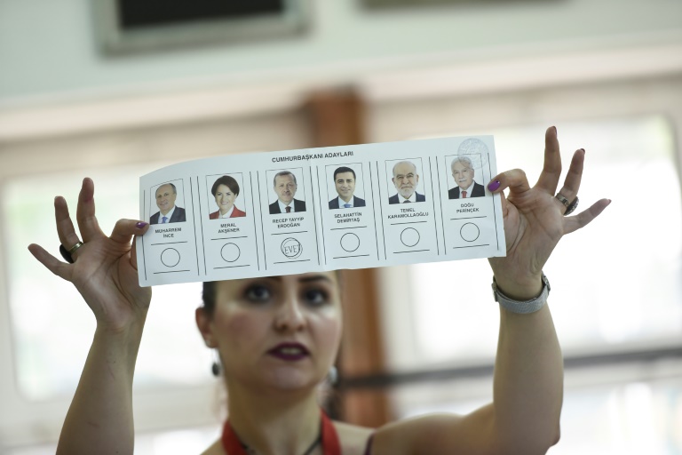 Erdogan encabeza las elecciones en Turquía tras escrutarse el 24% de los votos