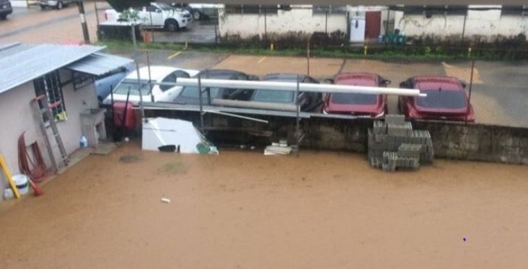 Calles inundadas en varios puntos de la capital por fuerte aguacero
