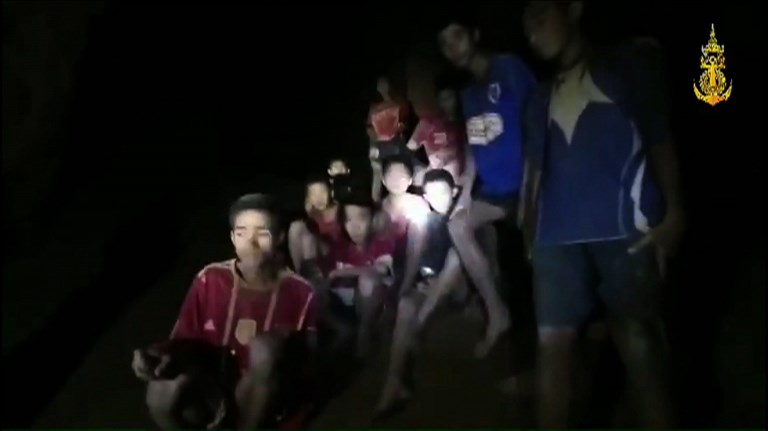 Hallan sanos y salvos a los niños atrapados en una cueva en Tailandia