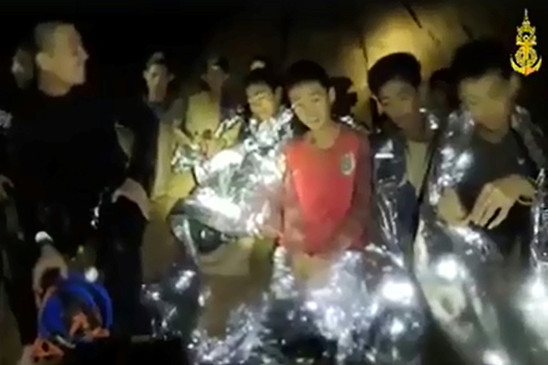 Los socorristas se afanan por bajar el nivel del agua en cueva con niños atrapados