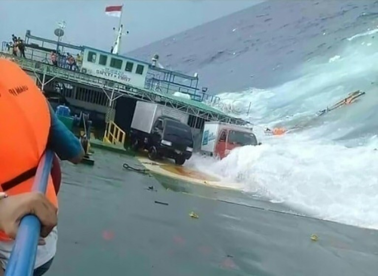 Al menos 24 muertos en el naufragio de un ferri en Indonesia