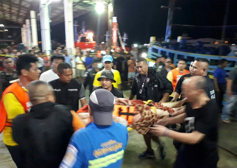 Un muerto y más de 50 desaparecidos al naufragar una barca ante una isla tailandesa