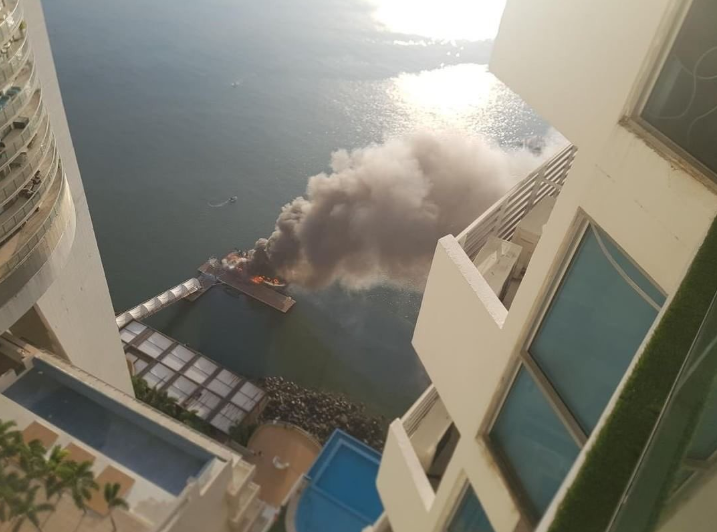 Se incendia embarcación en muelle cercano al antiguo Hotel Trump
