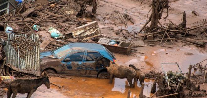 Búsqueda de desaparecidos bajo el lodo en Laos