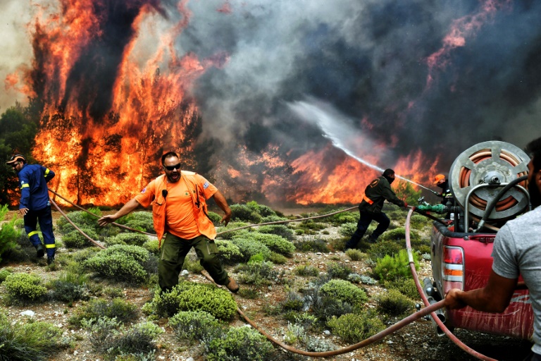 Aumenta el número de víctimas mortales por incendio en Grecia