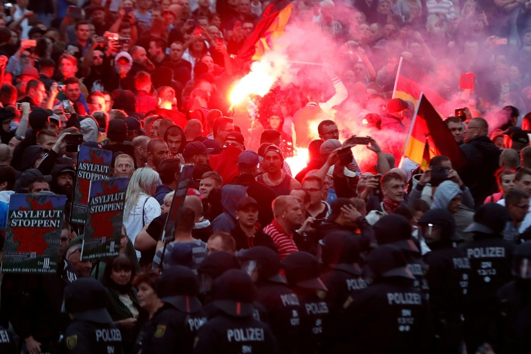 Merkel denuncia "el odio en la calle" ante la violencia de la extrema derecha
