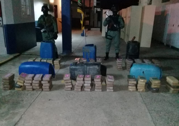Policía Nacional halla 140 paquetes de droga y una osamenta en Veracruz