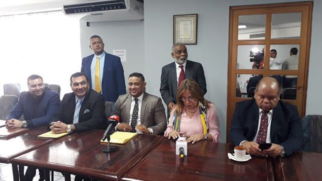 Abogados querellantes piden a De León presentar denuncia