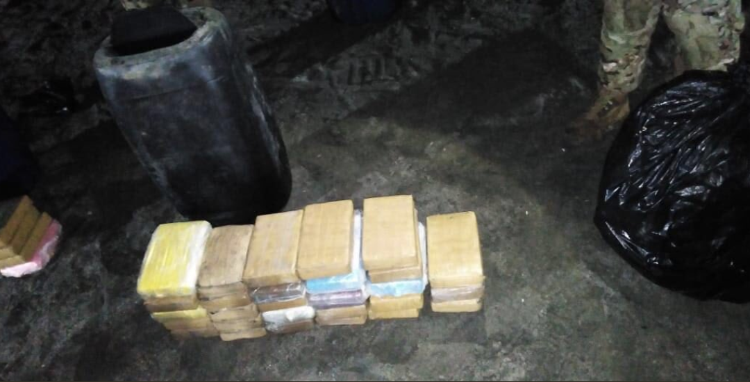 Decomisan 68 paquetes de droga en una embarcación en Río Hato