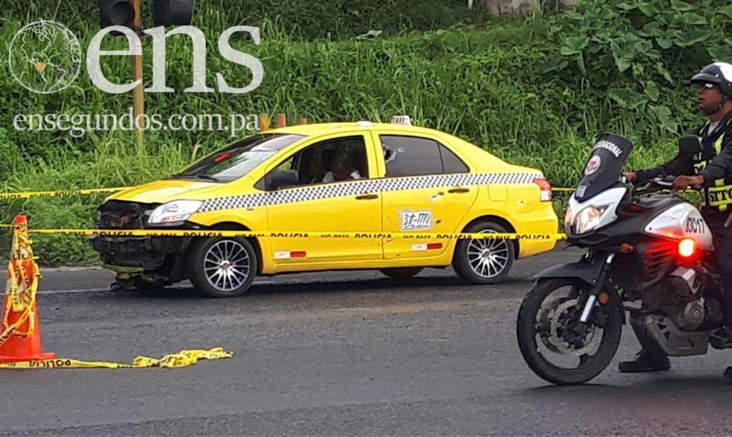 Asesinan a un taxista en Colón mientras esperaba cambio de semáforo