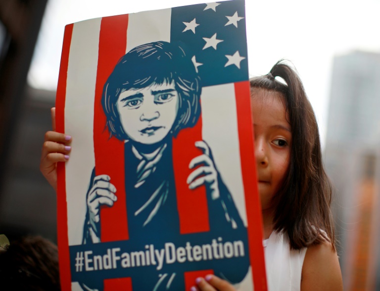 Denuncian que EE.UU. todavía tiene detenidos niños inmigrantes