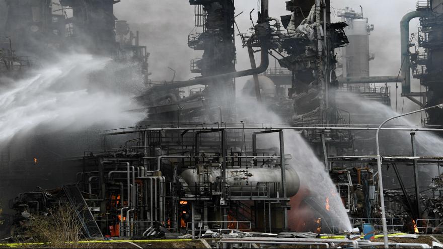 Diez heridos en una explosión e incendio en una refinería en Alemania