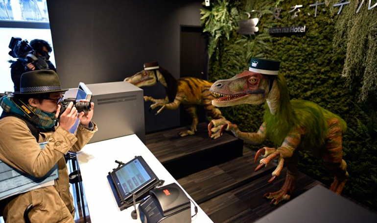 En un hotel de Japón, los recepcionistas son robots dinosaurios