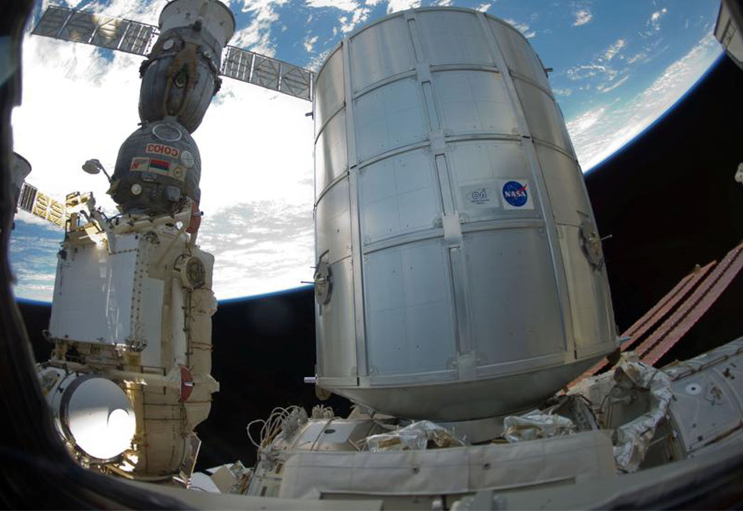 Cosmonauta muestra microfisura en nave espacial para calmar al público