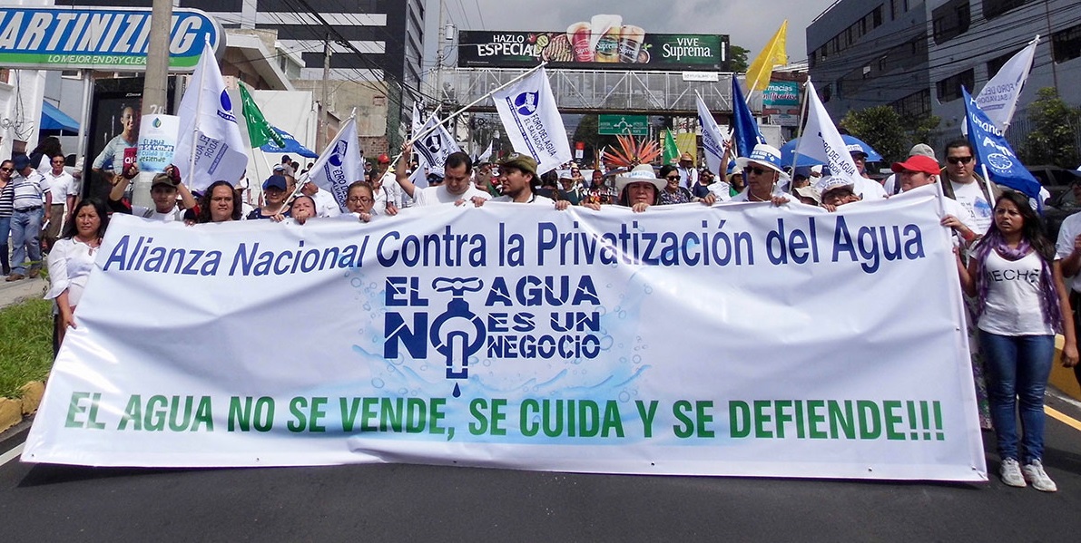 Salvadoreños claman en las calles detener privatización de agua
