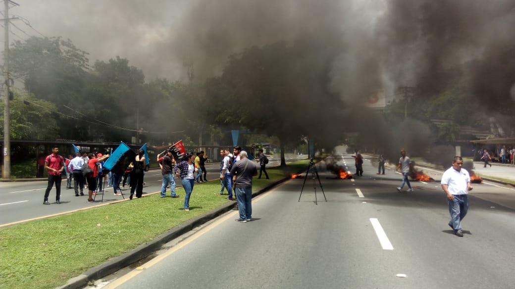 Estudiantes cierran la Vía Transístmica en rechazo a recorte presupuestario para la UP