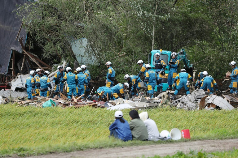 Buscan supervivientes del sismo que dejó 20 muertos en Japón