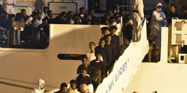 Desaparecen más de 50 de los 144 migrantes tras su rescate en alta mar, según ministro italiano